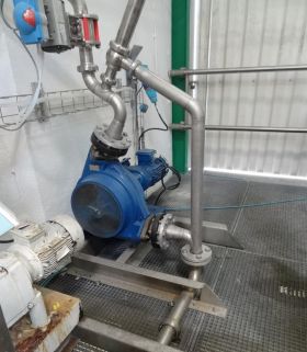Pompă peristaltică PCM Delasco montată într-o stație de pompare